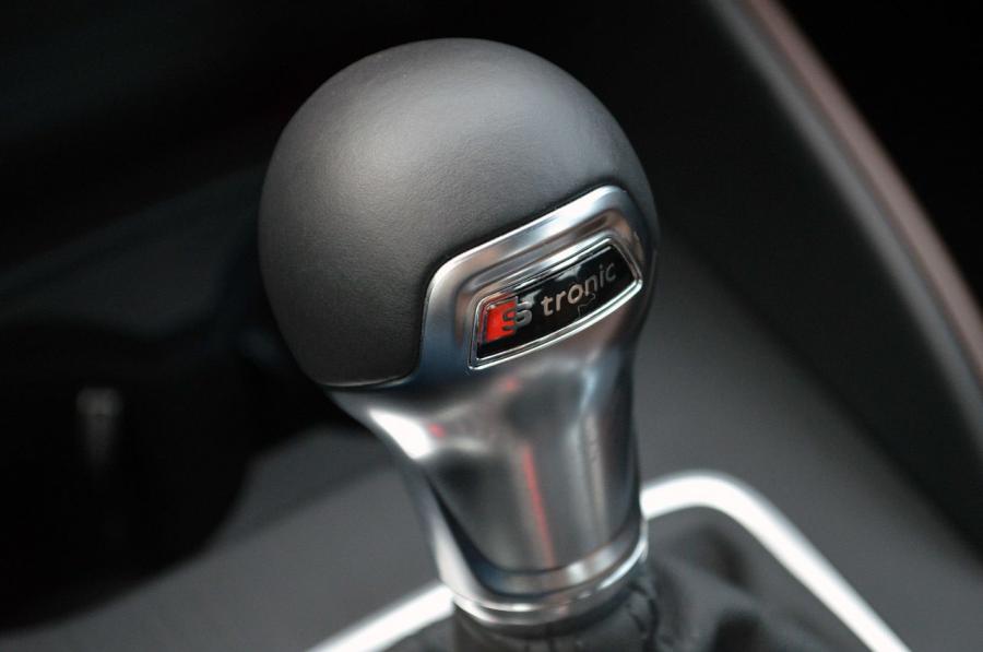 Детали интерьера Audi A3 Sedan 2.0T Quattro (8V) 2014 года  (NA) (фото 83 из 88)